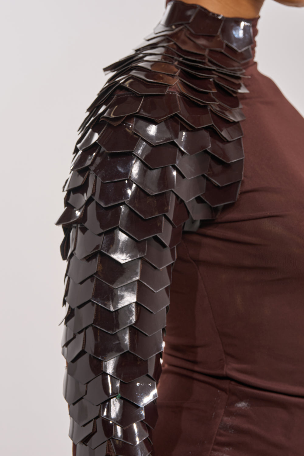 VELMA VINYL SINGLE SLEEVE SCALE TOP IN BROWN
