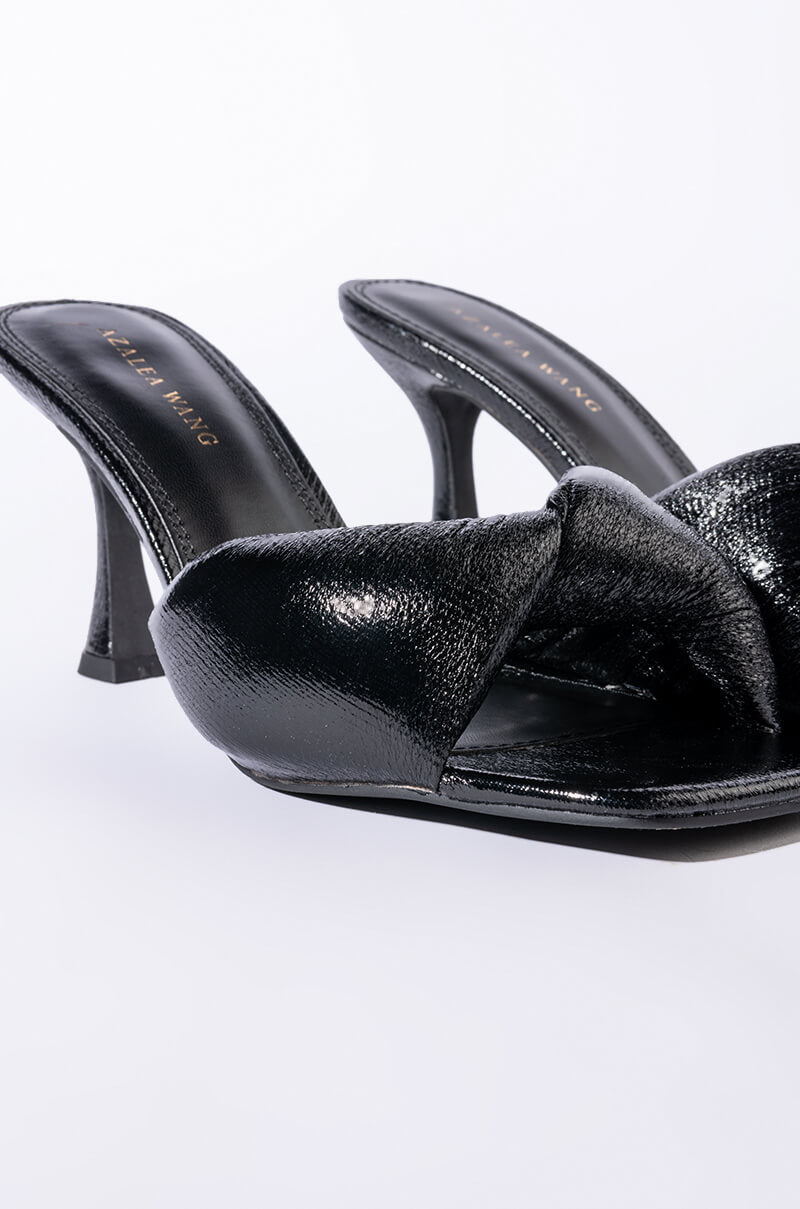 AZALEA WANG EASY WITH YOU CHUNKY SANDAL IN BLACK